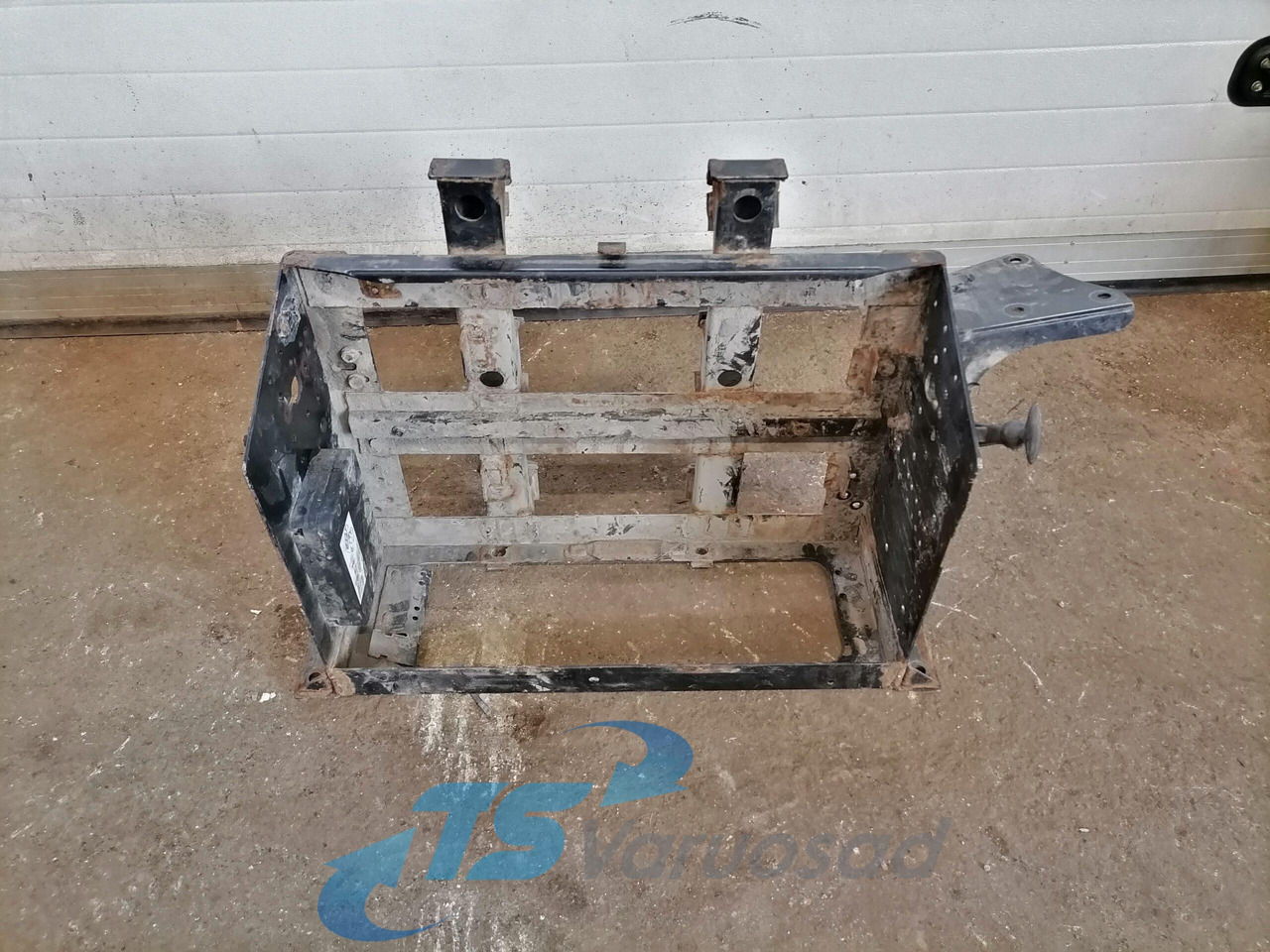 Volvo Battery box 82242391 - Acumulator pentru Camion: Foto 1 Volvo Battery box 82242391 - Acumulator pentru Camion: Foto 1