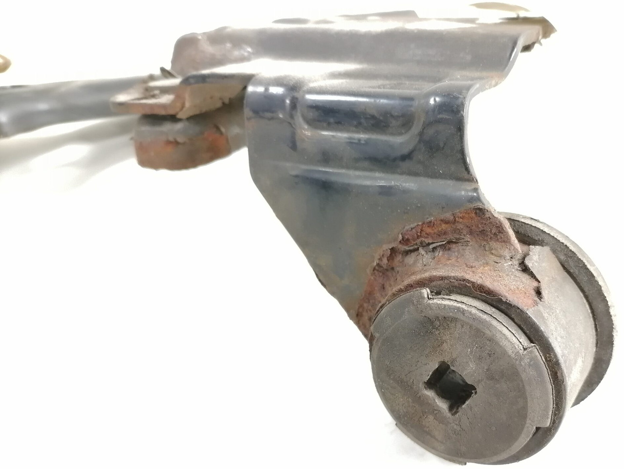 Volvo lower grille carrier hinge 20425954 - Grilă pentru Camion: Foto 3 Volvo lower grille carrier hinge 20425954 - Grilă pentru Camion: Foto 3