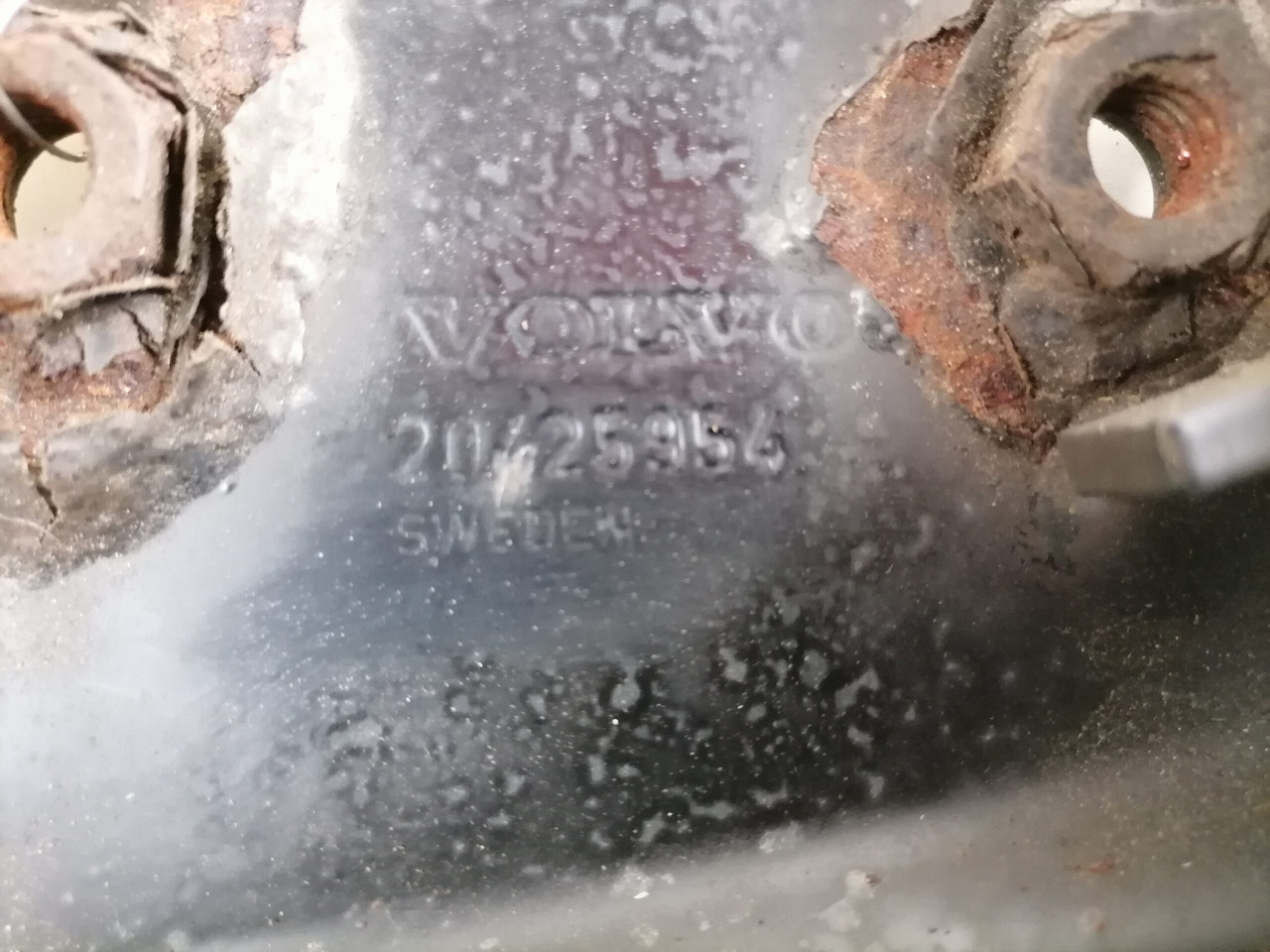 Volvo lower grille carrier hinge 20425954 - Grilă pentru Camion: Foto 4 Volvo lower grille carrier hinge 20425954 - Grilă pentru Camion: Foto 4
