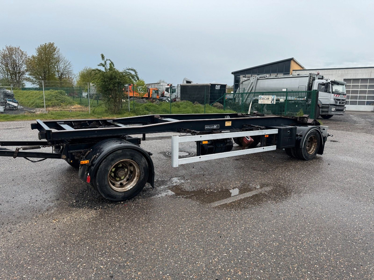 Hüffermann 2 Achs Abrollanhänger mit Schlitten - Remorcă abroll/ Skiploader: Foto 1 Hüffermann 2 Achs Abrollanhänger mit Schlitten - Remorcă abroll/ Skiploader: Foto 1