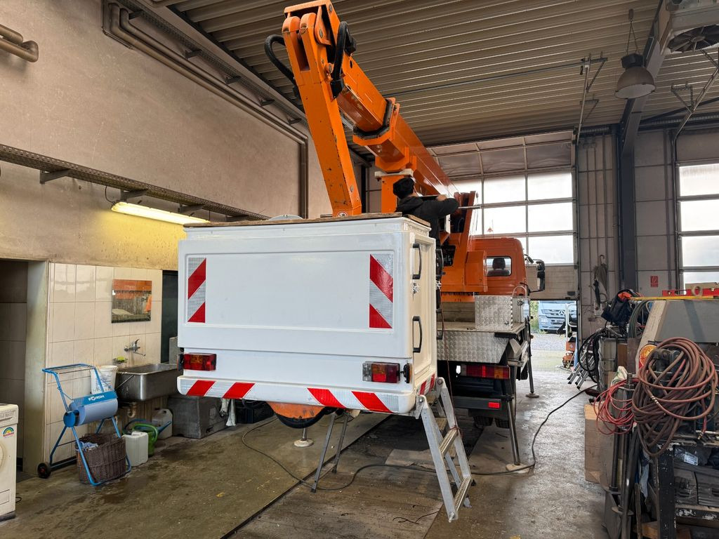 Mercedes-Benz 815 4x2 Hubarbeitsbühne Wumag 170 high 17 m Mercedes-Benz 815 4x2 Hubarbeitsbühne Wumag 170 high 17 m - Camion cu nacela, Autoutilitară: Foto 4 Mercedes-Benz 815 4x2 Hubarbeitsbühne Wumag 170 high 17 m Mercedes-Benz 815 4x2 Hubarbeitsbühne Wumag 170 high 17 m - Camion cu nacela, Autoutilitară: Foto 4