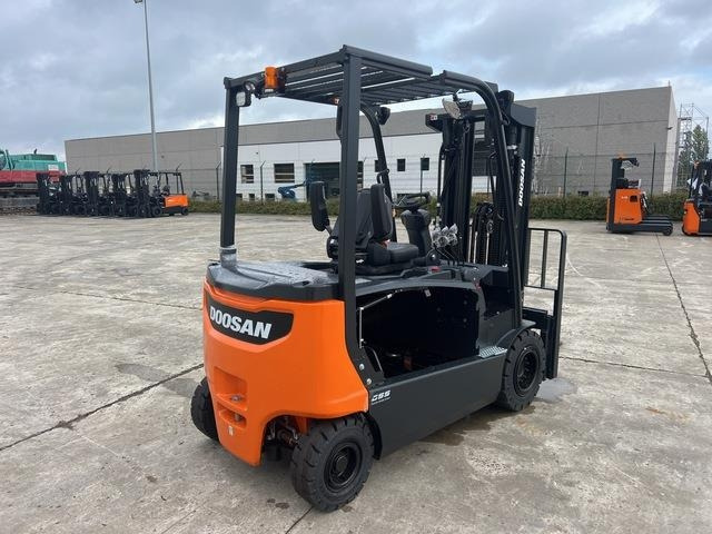 Doosan B30X-7 PLUS - Electrostivuitor: Foto 3 Doosan B30X-7 PLUS - Electrostivuitor: Foto 3