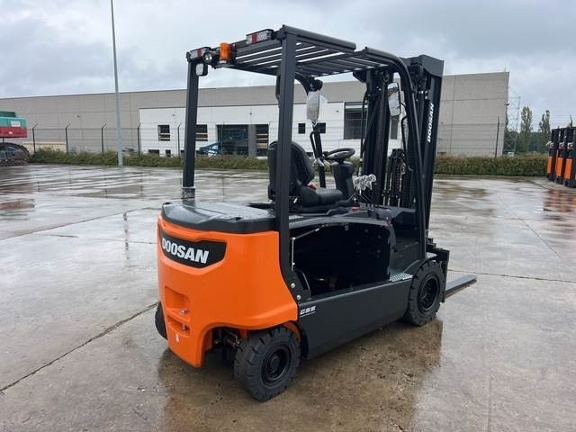 Doosan B35X-7 PLUS - Electrostivuitor: Foto 3 Doosan B35X-7 PLUS - Electrostivuitor: Foto 3