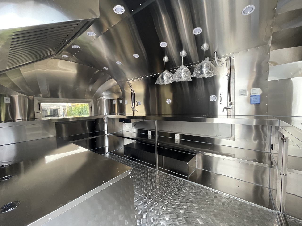 SHINE Spring BLACK - Rulota comerciala: Foto 5 SHINE Spring BLACK - Rulota comerciala: Foto 5