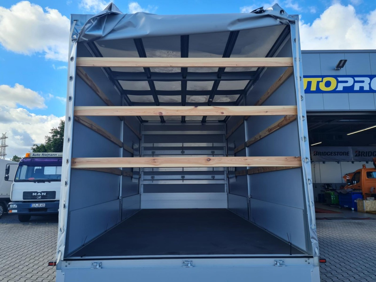 Mercedes-Benz Sprinter 317 Pritsche Plane Schlafkab RWD 10 Pal - Autoutilitară cu prelată: Foto 5 Mercedes-Benz Sprinter 317 Pritsche Plane Schlafkab RWD 10 Pal - Autoutilitară cu prelată: Foto 5