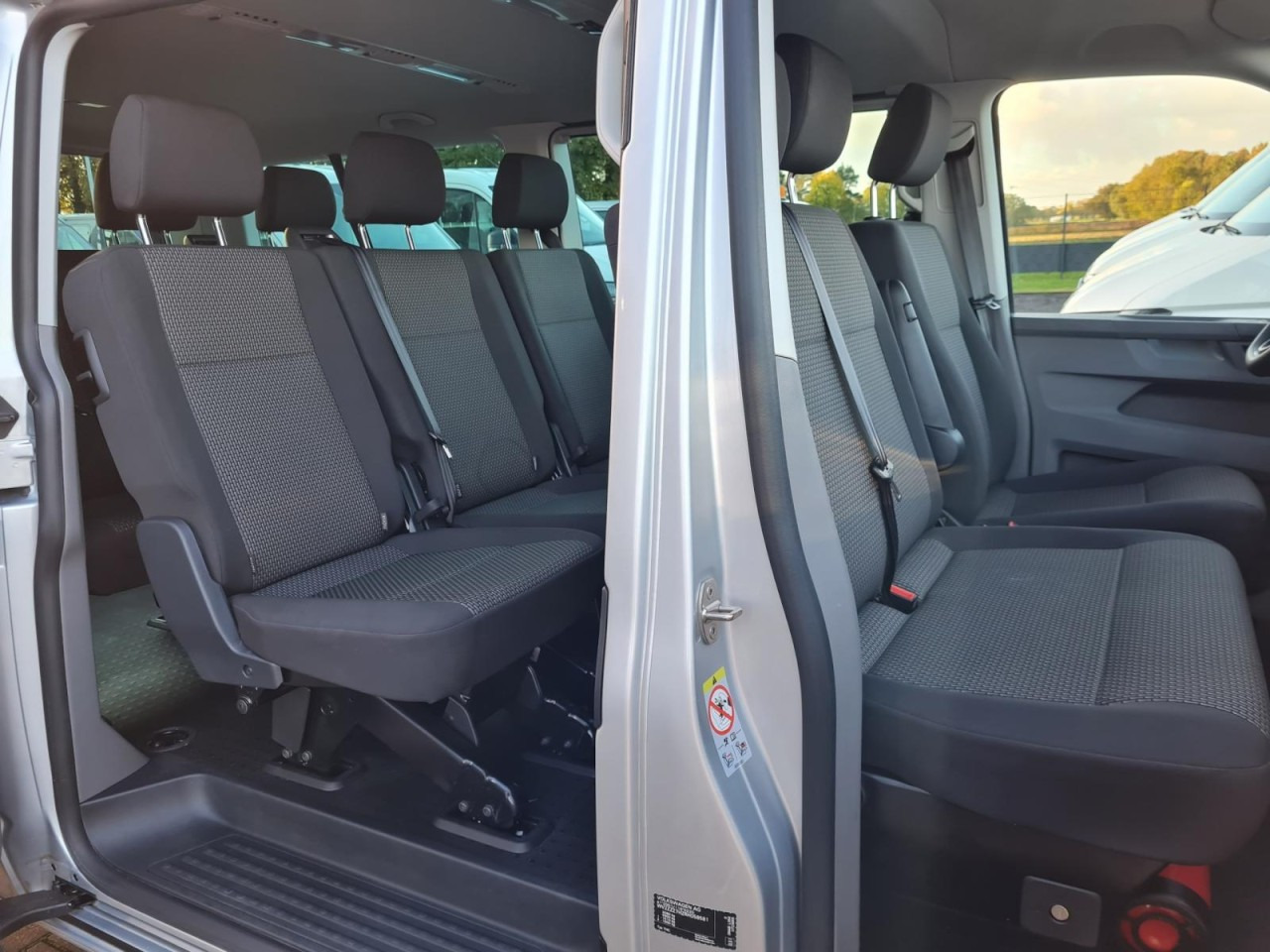 Volkswagen T6.1 Caravelle TDI lang 9 Sitzer 2 Schiebetüren Trendl. - Microbuz, Transport persoane: Foto 4 Volkswagen T6.1 Caravelle TDI lang 9 Sitzer 2 Schiebetüren Trendl. - Microbuz, Transport persoane: Foto 4