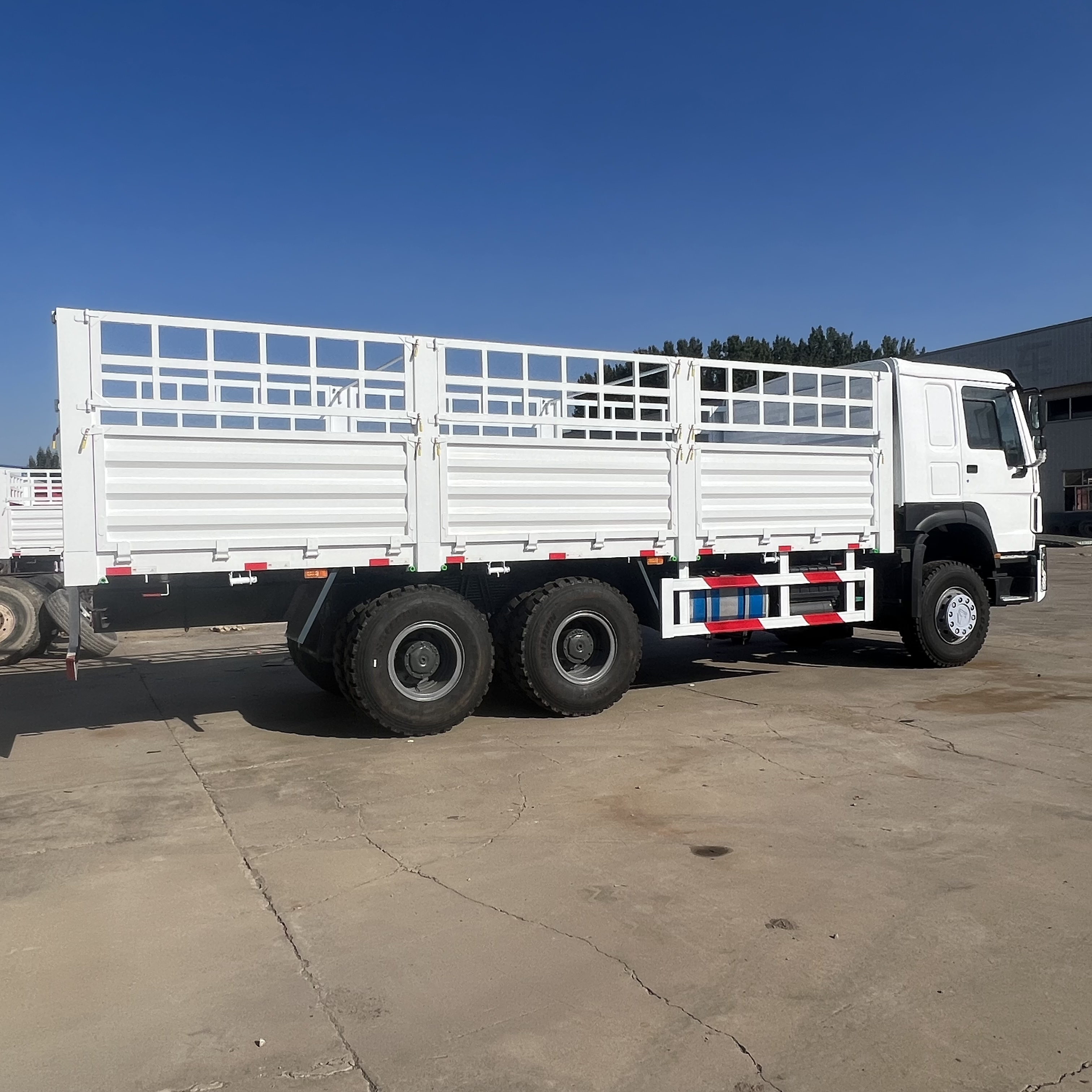 Sinotruk HOWO 371 6*4 Fence truck - Camion platformă: Foto 3 Sinotruk HOWO 371 6*4 Fence truck - Camion platformă: Foto 3