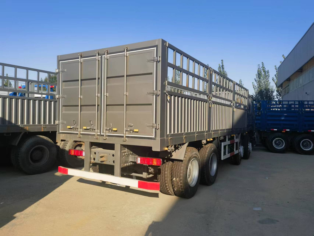 Sinotruk HOWO 371 8*4 Fence truck - Camion platformă: Foto 2 Sinotruk HOWO 371 8*4 Fence truck - Camion platformă: Foto 2