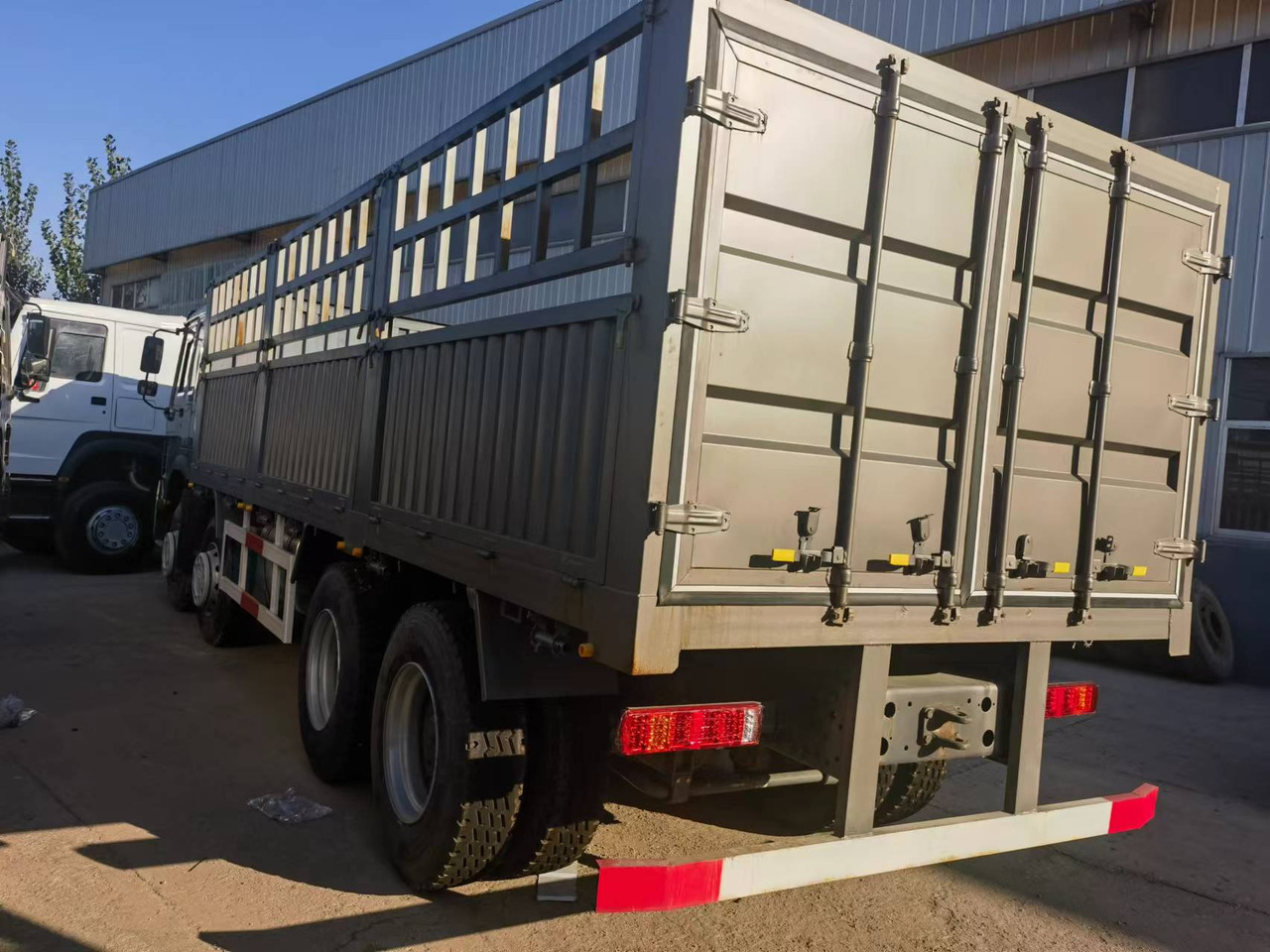 Sinotruk HOWO 371 8*4 Fence truck - Camion platformă: Foto 3 Sinotruk HOWO 371 8*4 Fence truck - Camion platformă: Foto 3