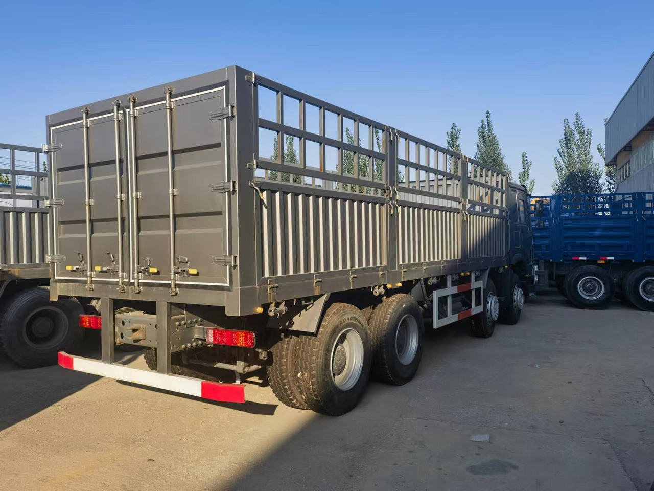 Sinotruk HOWO 371 8*4 Fence truck - Camion platformă: Foto 4 Sinotruk HOWO 371 8*4 Fence truck - Camion platformă: Foto 4
