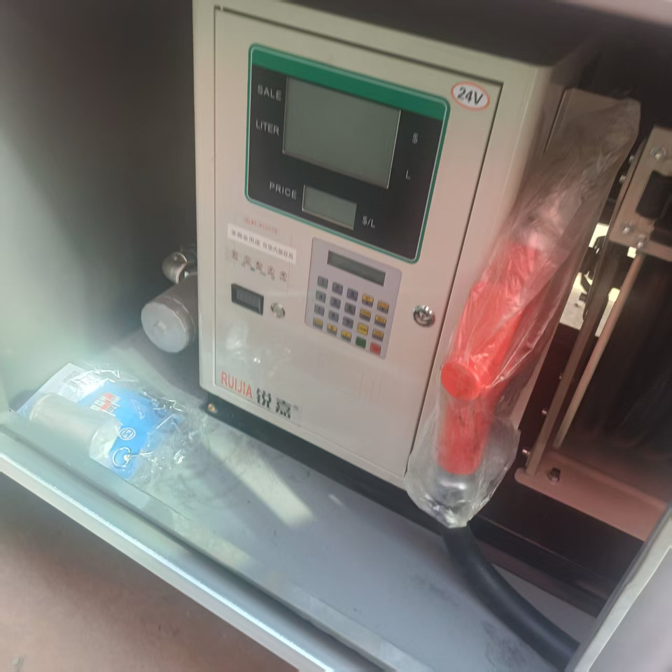 Sinotruk HOWO 371 8*4 Tank truck - Camion cisternă: Foto 4 Sinotruk HOWO 371 8*4 Tank truck - Camion cisternă: Foto 4