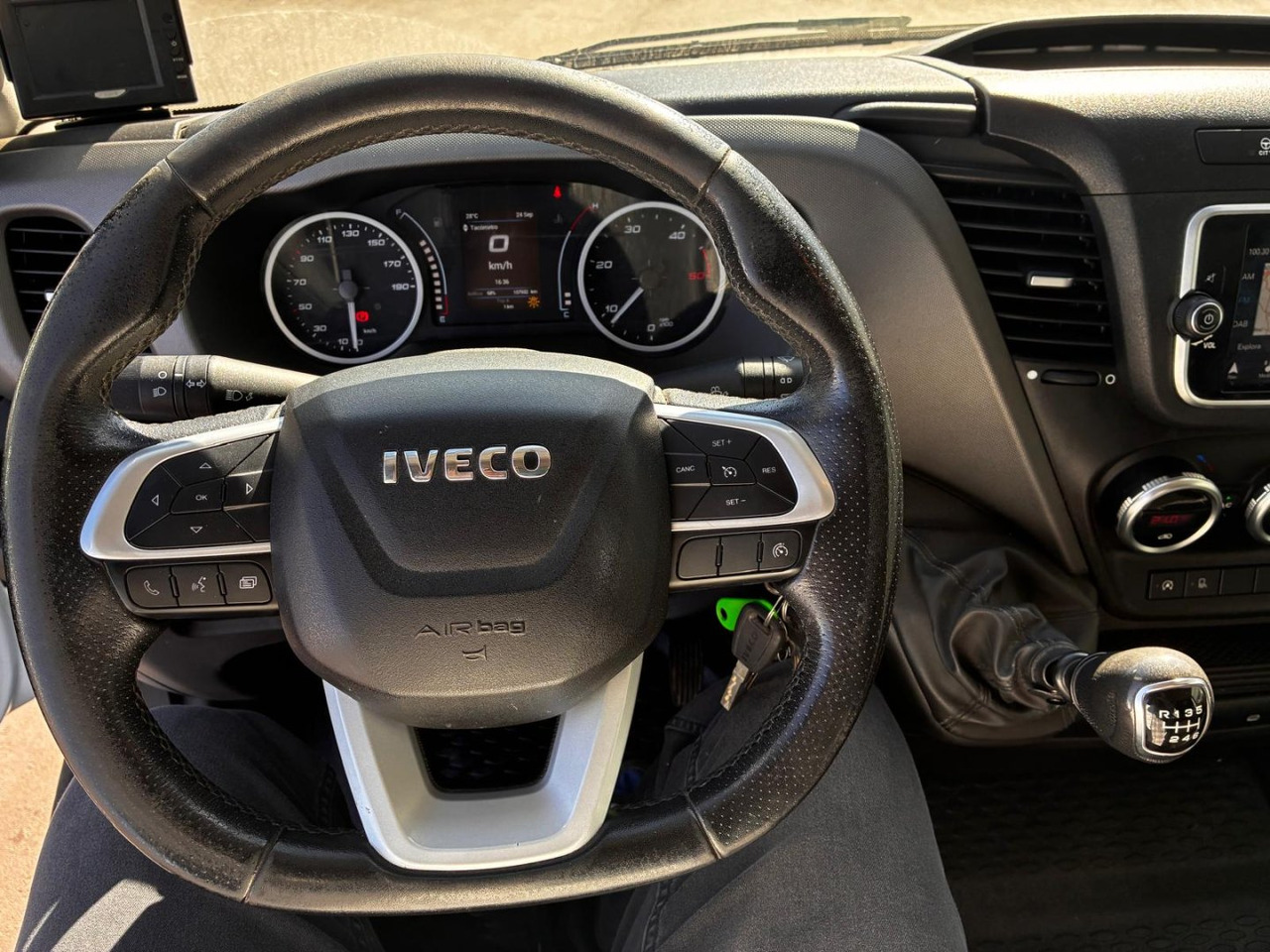 Autoutilitară box Caja cerrada con plataforma elevadora IVECO 35C14 20m3 con puerta lateral: Foto 8 Autoutilitară box Caja cerrada con plataforma elevadora IVECO 35C14 20m3 con puerta lateral: Foto 8