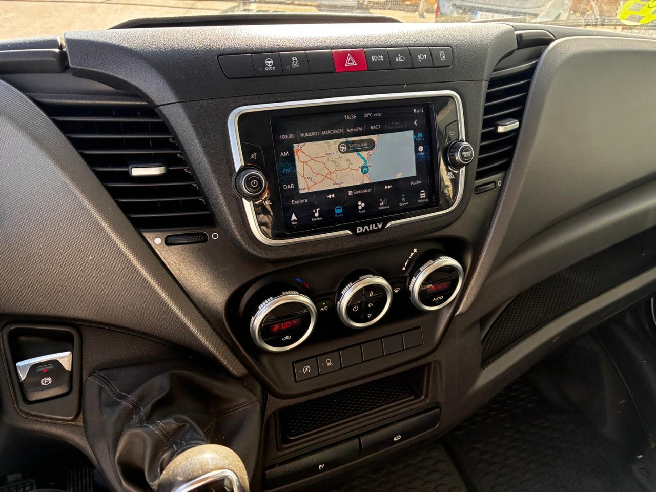 Autoutilitară box Caja cerrada con plataforma elevadora IVECO 35C14 20m3 con puerta lateral: Foto 9 Autoutilitară box Caja cerrada con plataforma elevadora IVECO 35C14 20m3 con puerta lateral: Foto 9