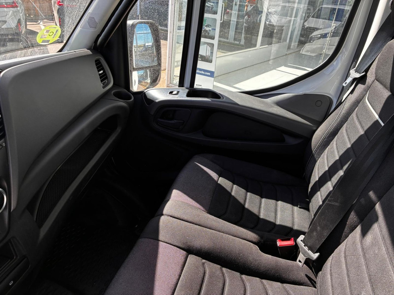 Autoutilitară box Caja cerrada con plataforma elevadora IVECO 35C14 20m3 con puerta lateral: Foto 10 Autoutilitară box Caja cerrada con plataforma elevadora IVECO 35C14 20m3 con puerta lateral: Foto 10