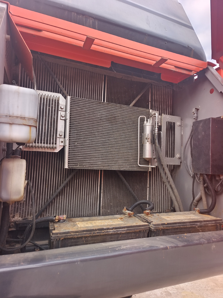 HITACHI ZX200-3 - Excavator pe şenile: Foto 5 HITACHI ZX200-3 - Excavator pe şenile: Foto 5