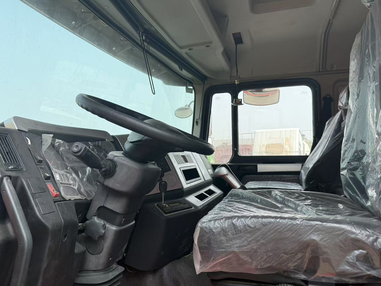 SHACMAN F3000 8*4 - Camion basculantă: Foto 2 SHACMAN F3000 8*4 - Camion basculantă: Foto 2