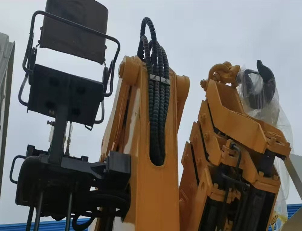 SINOTRUK HOWO 8 TON Knuckle Boom Crane TRUCK MOUNTED CRANE - Camion cu macara: Foto 4 SINOTRUK HOWO 8 TON Knuckle Boom Crane TRUCK MOUNTED CRANE - Camion cu macara: Foto 4