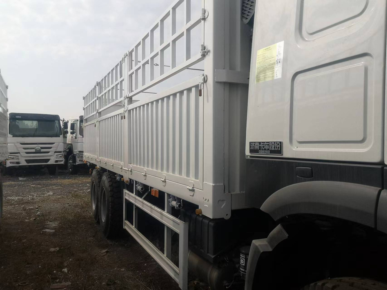 SINOTRUK HOWO LIVESTOCK DUMP TRUCK WITH FENCE - Camion basculantă: Foto 5 SINOTRUK HOWO LIVESTOCK DUMP TRUCK WITH FENCE - Camion basculantă: Foto 5