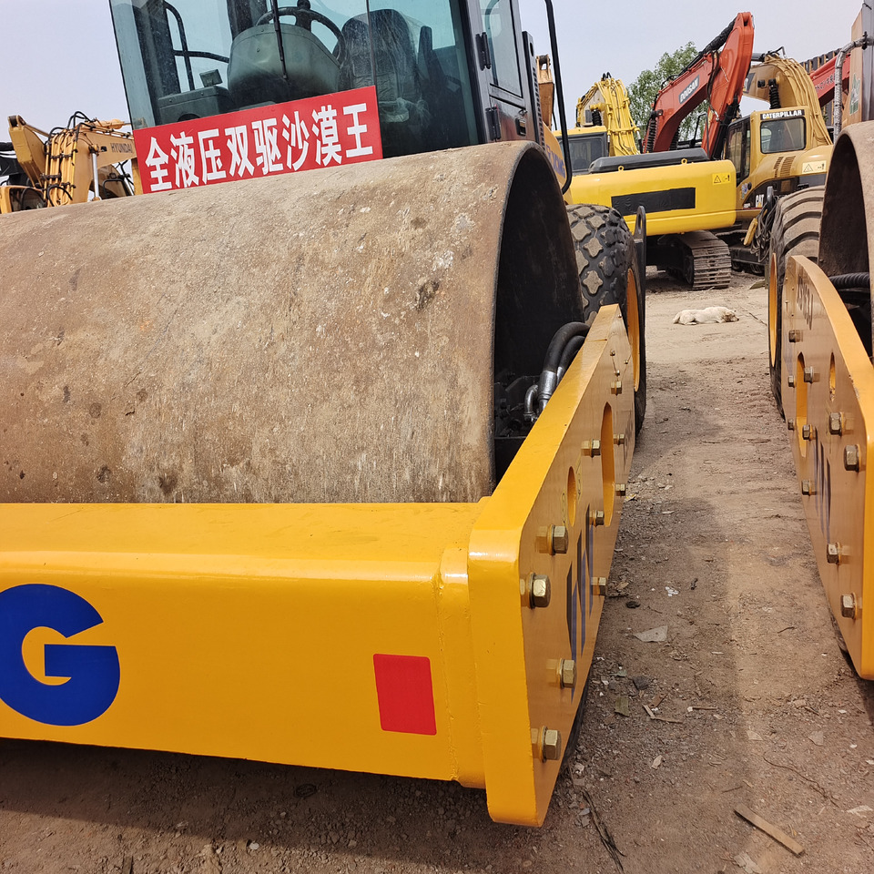 XCMG XS143J - Cilindru compactor pentru asfalt: Foto 3 XCMG XS143J - Cilindru compactor pentru asfalt: Foto 3