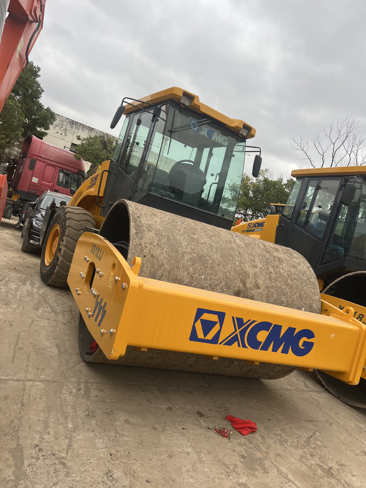 XCMG XS183J - Cilindru compactor pentru asfalt: Foto 3 XCMG XS183J - Cilindru compactor pentru asfalt: Foto 3