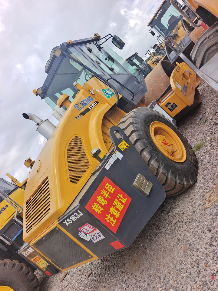 XCMG XS183J - Cilindru compactor pentru asfalt: Foto 3 XCMG XS183J - Cilindru compactor pentru asfalt: Foto 3