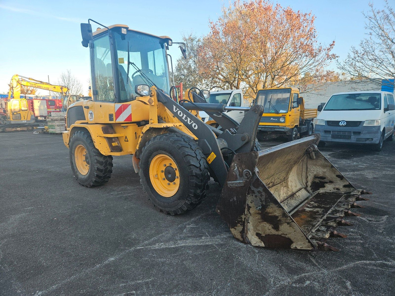 Volvo L30G mit Klappschaufel - Încărcător frontal pe pneuri: Foto 1 Volvo L30G mit Klappschaufel - Încărcător frontal pe pneuri: Foto 1