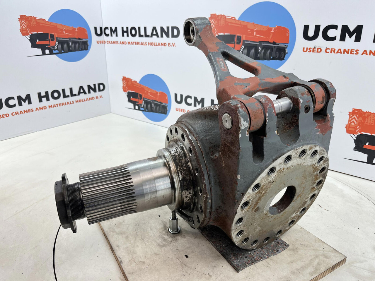 Grove GMK 3055 Steering knuckle 16 holes axle 1 right - Fuzeta pentru Automacara: Foto 1 Grove GMK 3055 Steering knuckle 16 holes axle 1 right - Fuzeta pentru Automacara: Foto 1