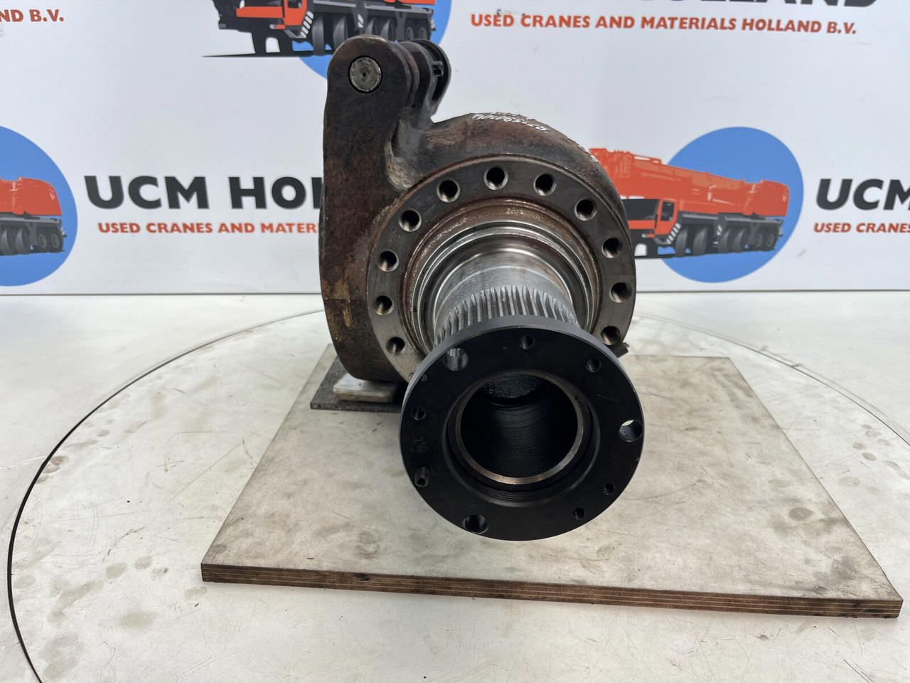 Grove GMK Megatrak steering knuckle 16 holes - Fuzeta pentru Macara: Foto 2 Grove GMK Megatrak steering knuckle 16 holes - Fuzeta pentru Macara: Foto 2