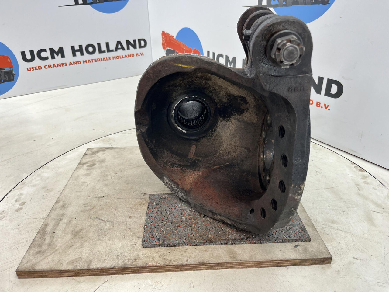 Grove GMK Megatrak steering knuckle 16 holes - Fuzeta pentru Macara: Foto 5 Grove GMK Megatrak steering knuckle 16 holes - Fuzeta pentru Macara: Foto 5