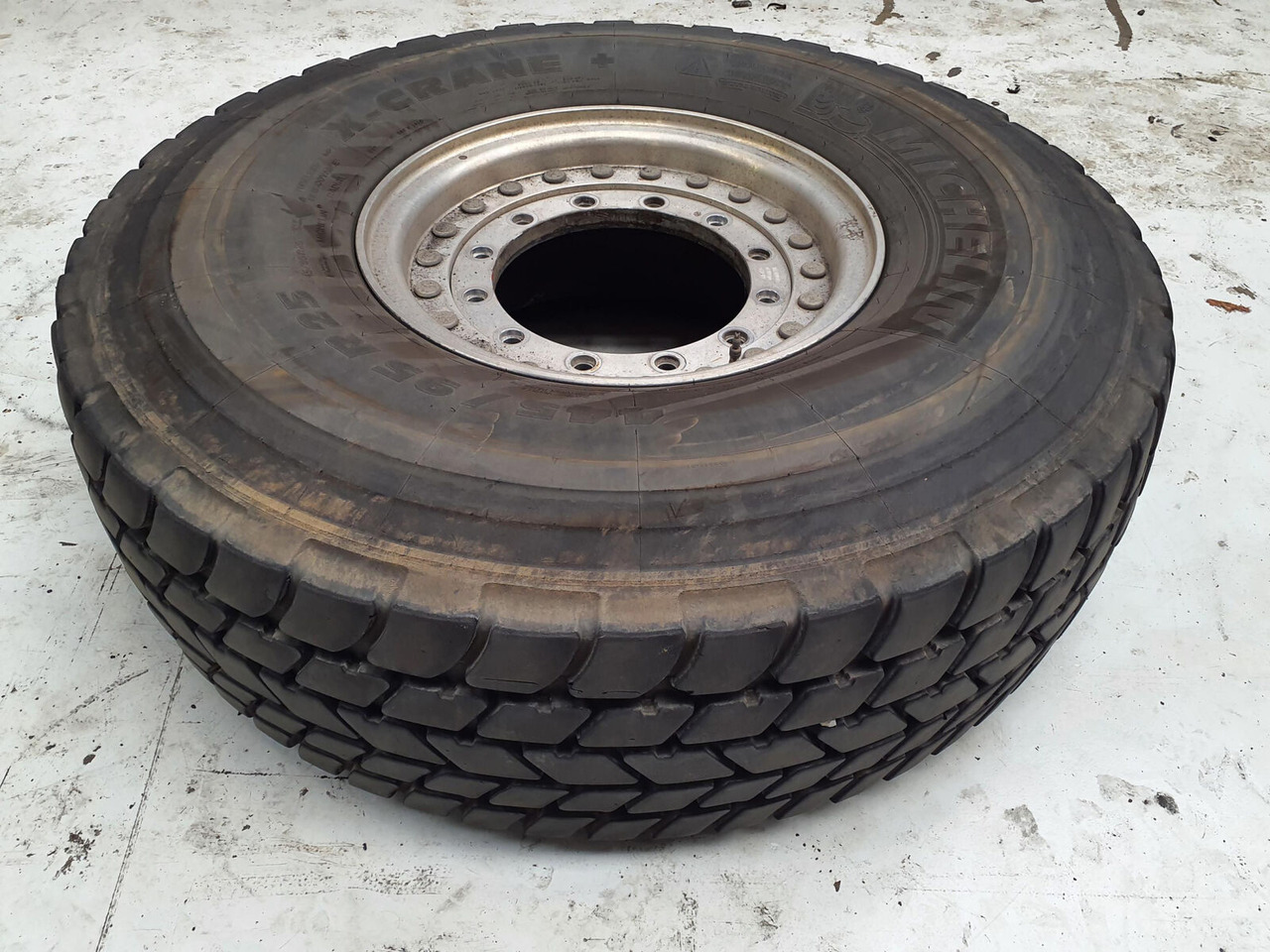 Grove Wheel 445/95R25 12 9 2p alu - Roată completă pentru Macara: Foto 2 Grove Wheel 445/95R25 12 9 2p alu - Roată completă pentru Macara: Foto 2
