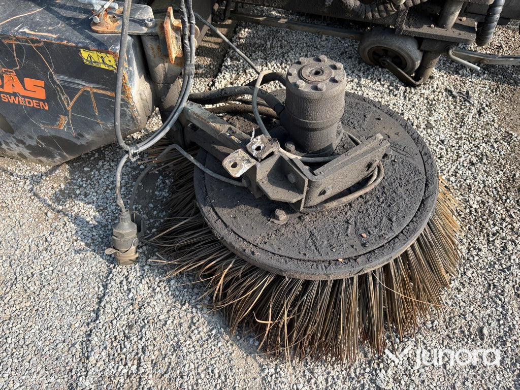 Sopmaskin Bogserad - Fjärås, FS 700 - Măturătoare stradală: Foto 4 Sopmaskin Bogserad - Fjärås, FS 700 - Măturătoare stradală: Foto 4