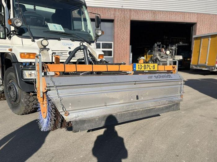 Mercedes-Benz Unimog U400 U400 4 x 2 / Schmidt SK350 sweeper - Măturătoare stradală: Foto 5 Mercedes-Benz Unimog U400 U400 4 x 2 / Schmidt SK350 sweeper - Măturătoare stradală: Foto 5