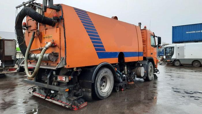 VOLVO M9 4x2R + Johnston Beam VX800 Road Cleaner - Măturătoare stradală: Foto 2 VOLVO M9 4x2R + Johnston Beam VX800 Road Cleaner - Măturătoare stradală: Foto 2