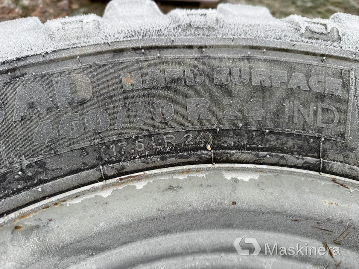 Entreprenaddäck på fälg med dubbar - Roată completă pentru Utilaje constructii: Foto 5 Entreprenaddäck på fälg med dubbar - Roată completă pentru Utilaje constructii: Foto 5