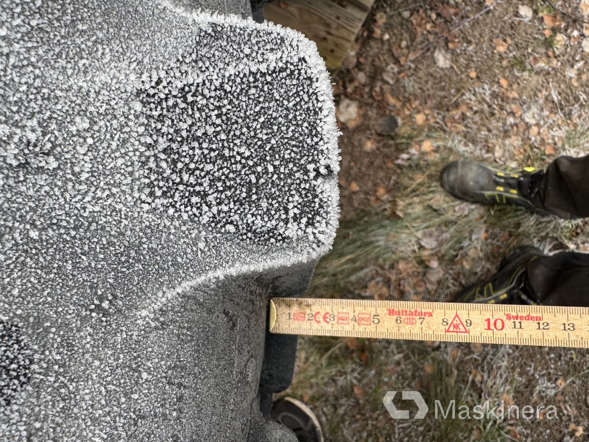 Entreprenaddäck på fälg med dubbar - Roată completă pentru Utilaje constructii: Foto 3 Entreprenaddäck på fälg med dubbar - Roată completă pentru Utilaje constructii: Foto 3