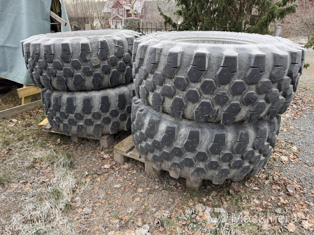 Entreprenaddäck på fälg med dubbar - Roată completă pentru Utilaje constructii: Foto 1 Entreprenaddäck på fälg med dubbar - Roată completă pentru Utilaje constructii: Foto 1