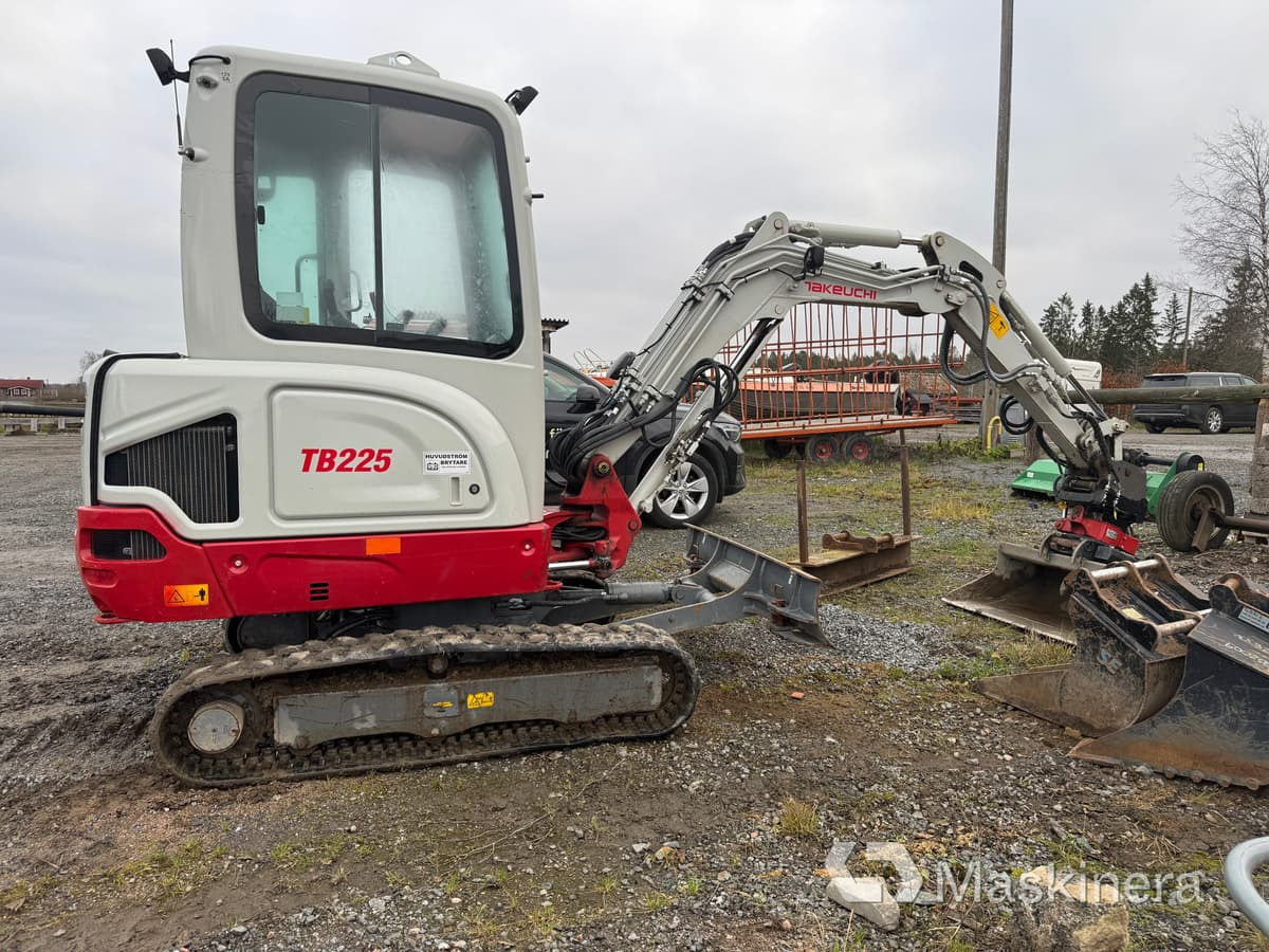 Grävmaskin Takeuchi TB225 - Excavator pe şenile: Foto 3 Grävmaskin Takeuchi TB225 - Excavator pe şenile: Foto 3