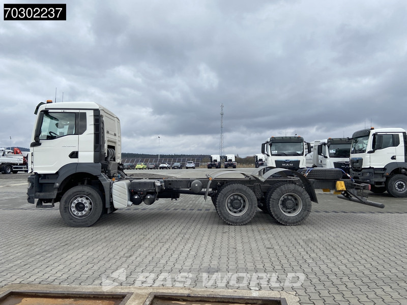 Camion şasiu nou MAN TGS 33.400 6X4 NEW 6x4 chassis Big-Axle Manual Airco EURO 2: Foto 6 Camion şasiu nou MAN TGS 33.400 6X4 NEW 6x4 chassis Big-Axle Manual Airco EURO 2: Foto 6