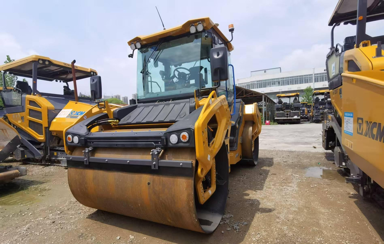 XCMG 13ton used small double drum steel road roller XD135TIV - Cilindru compactor pentru asfalt: Foto 5 XCMG 13ton used small double drum steel road roller XD135TIV - Cilindru compactor pentru asfalt: Foto 5