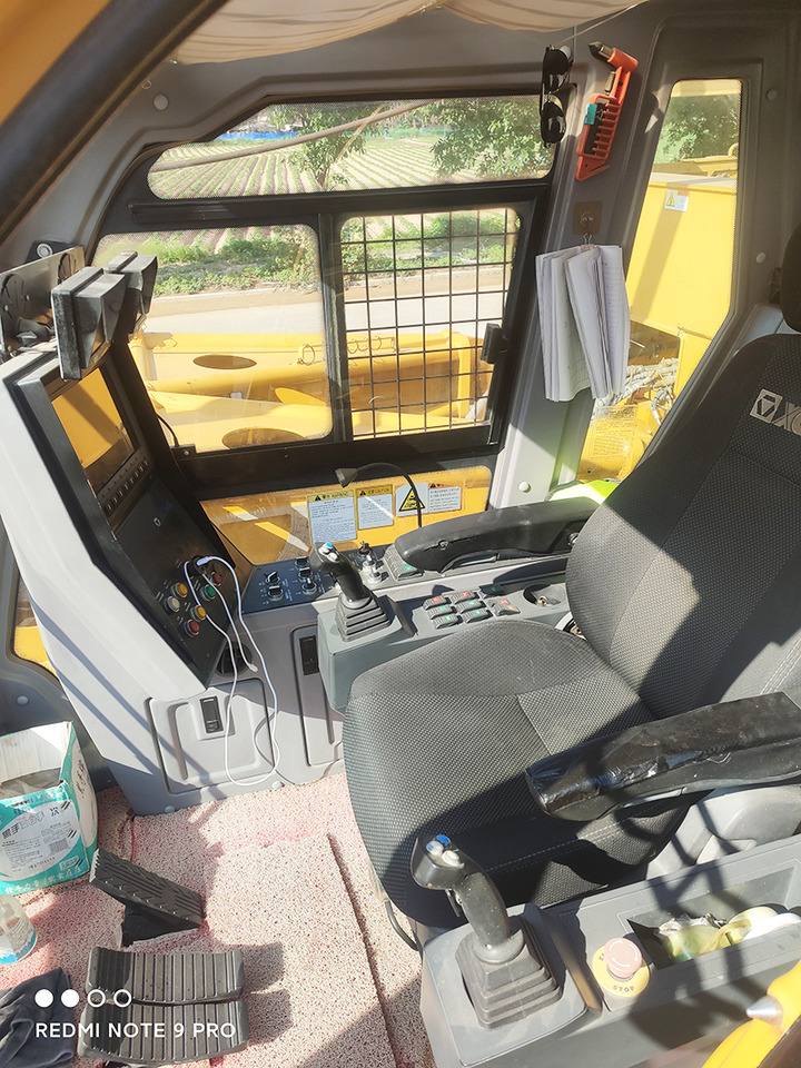 XCMG XGC200 200 tons hydraulic boom used crawler crane 2019 with good condition - Macara pe senile: Foto 4 XCMG XGC200 200 tons hydraulic boom used crawler crane 2019 with good condition - Macara pe senile: Foto 4