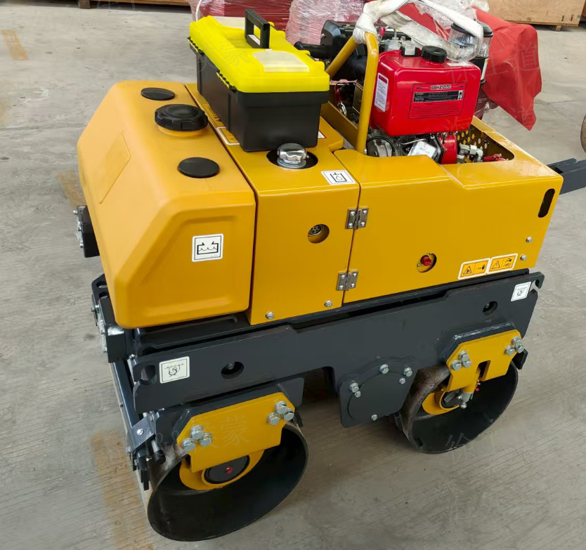 XCMG XMR083 light mini double drum 1 ton vibratory compactor - Mini cilindru compactor: Foto 4 XCMG XMR083 light mini double drum 1 ton vibratory compactor - Mini cilindru compactor: Foto 4