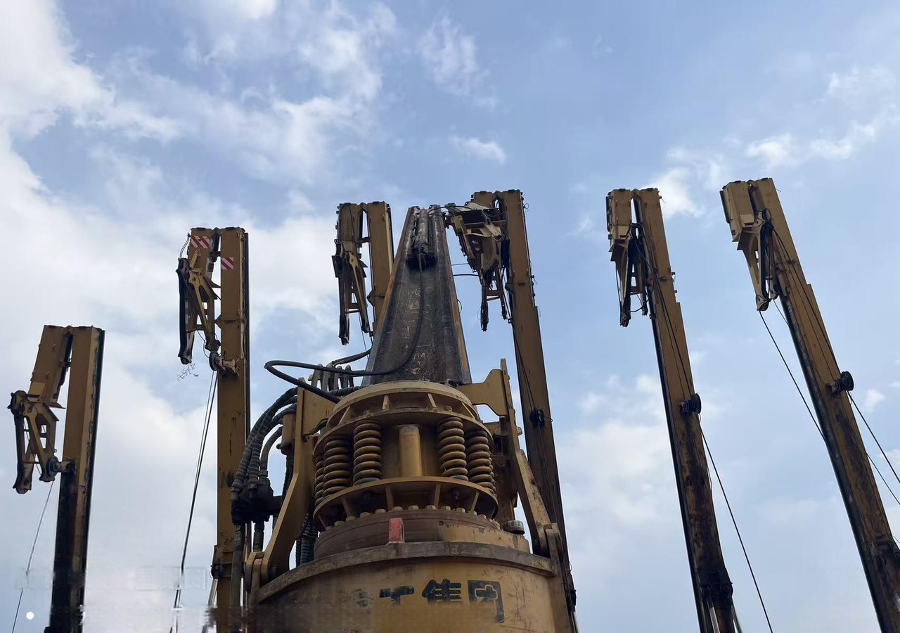XCMG XR180D used rotary drilling rig machine for sale - Maşină de foraj: Foto 2 XCMG XR180D used rotary drilling rig machine for sale - Maşină de foraj: Foto 2