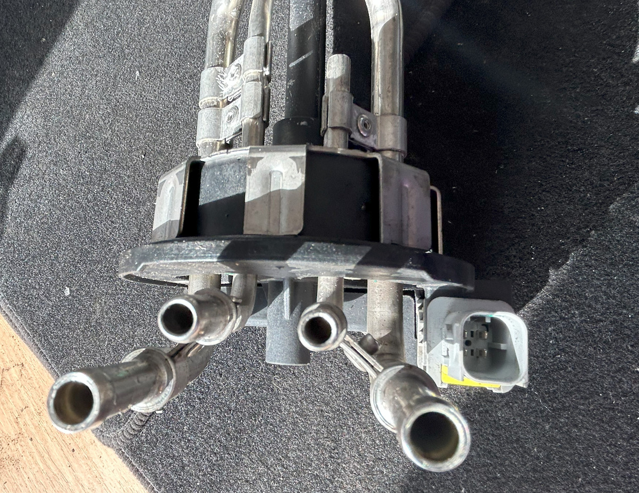 DAF XF 106 TEMPERATURE AND ADBLUE LEVEL SENSOR - Senzor: Foto 5 DAF XF 106 TEMPERATURE AND ADBLUE LEVEL SENSOR - Senzor: Foto 5