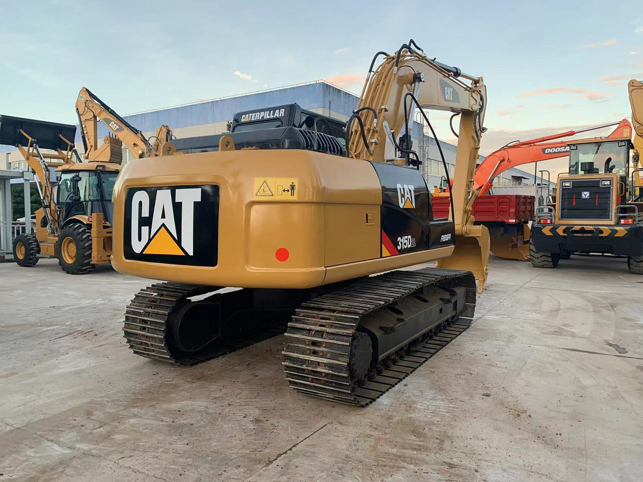 CATERPILLAR Used Excavator CAT 315D 91 kW (122 HP) C4.2 ACERT Engine, 0.8 m³ Bucket, 17,450 kg Operating Weight & Dimensions - Excavator pe şenile: Foto 4 CATERPILLAR Used Excavator CAT 315D 91 kW (122 HP) C4.2 ACERT Engine, 0.8 m³ Bucket, 17,450 kg Operating Weight & Dimensions - Excavator pe şenile: Foto 4
