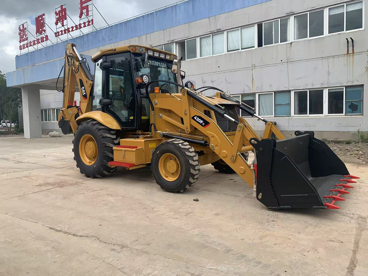 Caterpillar 420F, 420F2 Backhoe Loader with Telescopic Boom - Buldoexcavator: Foto 4 Caterpillar 420F, 420F2 Backhoe Loader with Telescopic Boom - Buldoexcavator: Foto 4