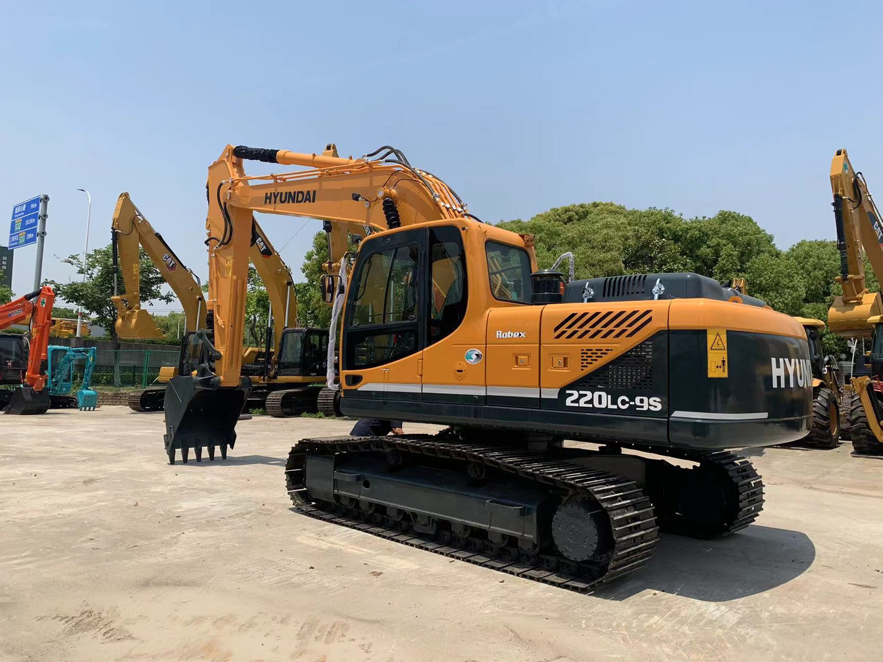 Hyundai 22 ton Excavator 220LC-9S Good Condition Construction Machine - Excavator pe şenile: Foto 3 Hyundai 22 ton Excavator 220LC-9S Good Condition Construction Machine - Excavator pe şenile: Foto 3