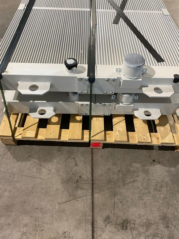 O&K Terex Water radiator RH120 Cat 6030 3672533 1459344 533-9472 - Radiator pentru Camion: Foto 2 O&K Terex Water radiator RH120 Cat 6030 3672533 1459344 533-9472 - Radiator pentru Camion: Foto 2