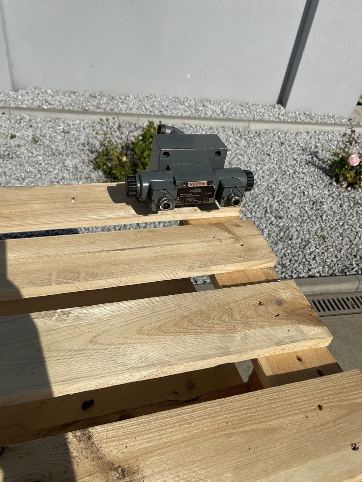 LIEBHERR R906 - Supapa hidraulica: Foto 3 LIEBHERR R906 - Supapa hidraulica: Foto 3