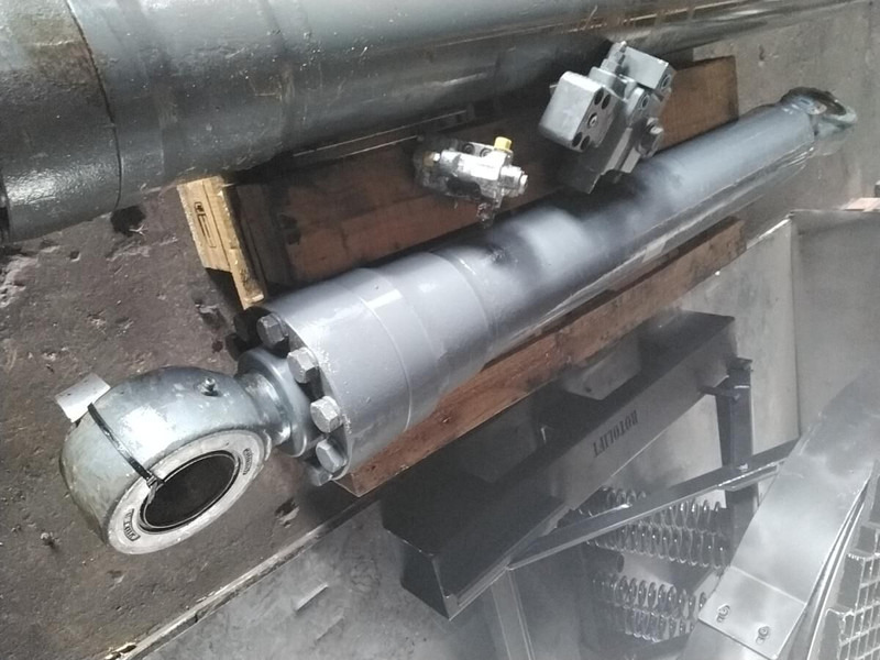 Liebherr R946 LC / R946 LC - Cilindru hidraulic: Foto 1 Liebherr R946 LC / R946 LC - Cilindru hidraulic: Foto 1