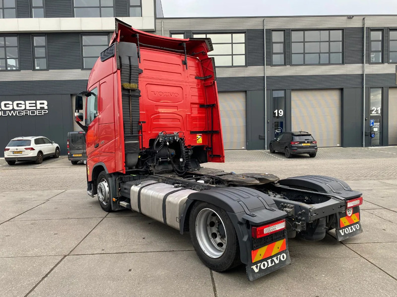 Volvo FH 13.420 Globetrotter / Mega / 2x Tank - Cap tractor: Foto 4 Volvo FH 13.420 Globetrotter / Mega / 2x Tank - Cap tractor: Foto 4